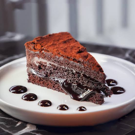 <p>Bel&ccedil;ika &Ccedil;ikolatalı Dilim Pasta</p>
